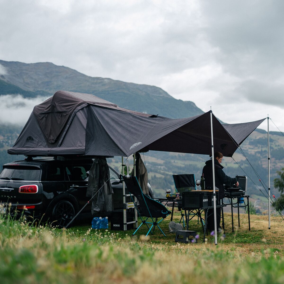 SUV mit Dachzelt und Markise Light Awning vor Bergpanorama