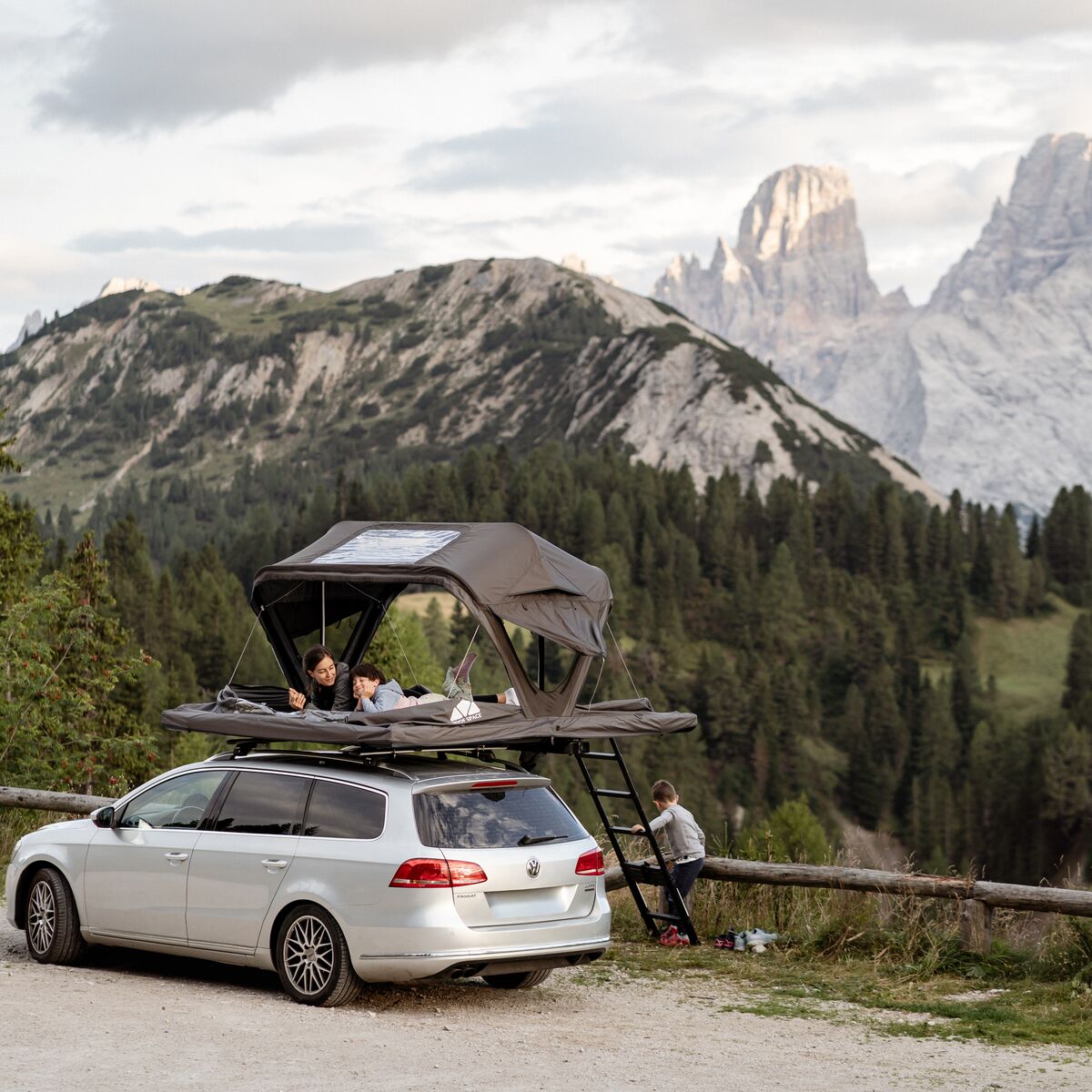 Familie im geöffneten Roof Space 2 Dachzelt vor den Dolomiten