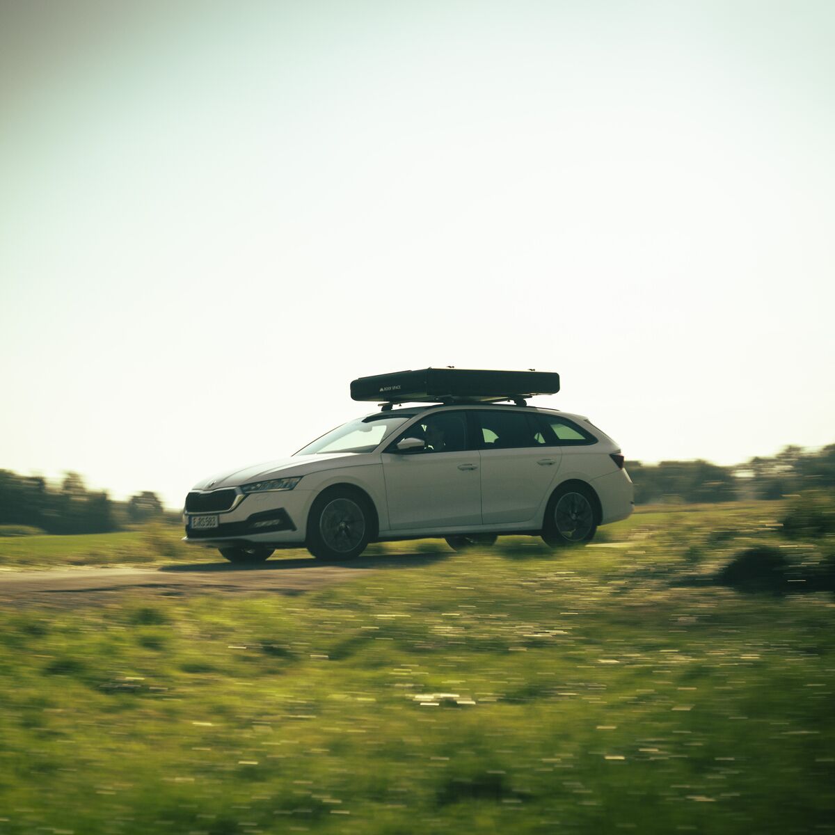 Auto mit geschlossenem Roof Space 2 Dachzelt während der Fahrt
