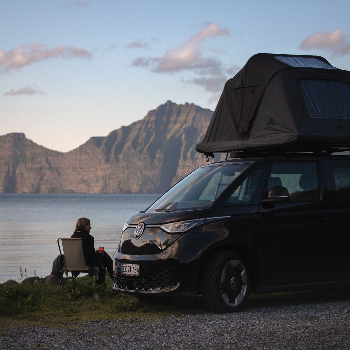 VW ID.Buzz mit Roof Space 2 Dachzelt im Sonnenuntergang am Meer