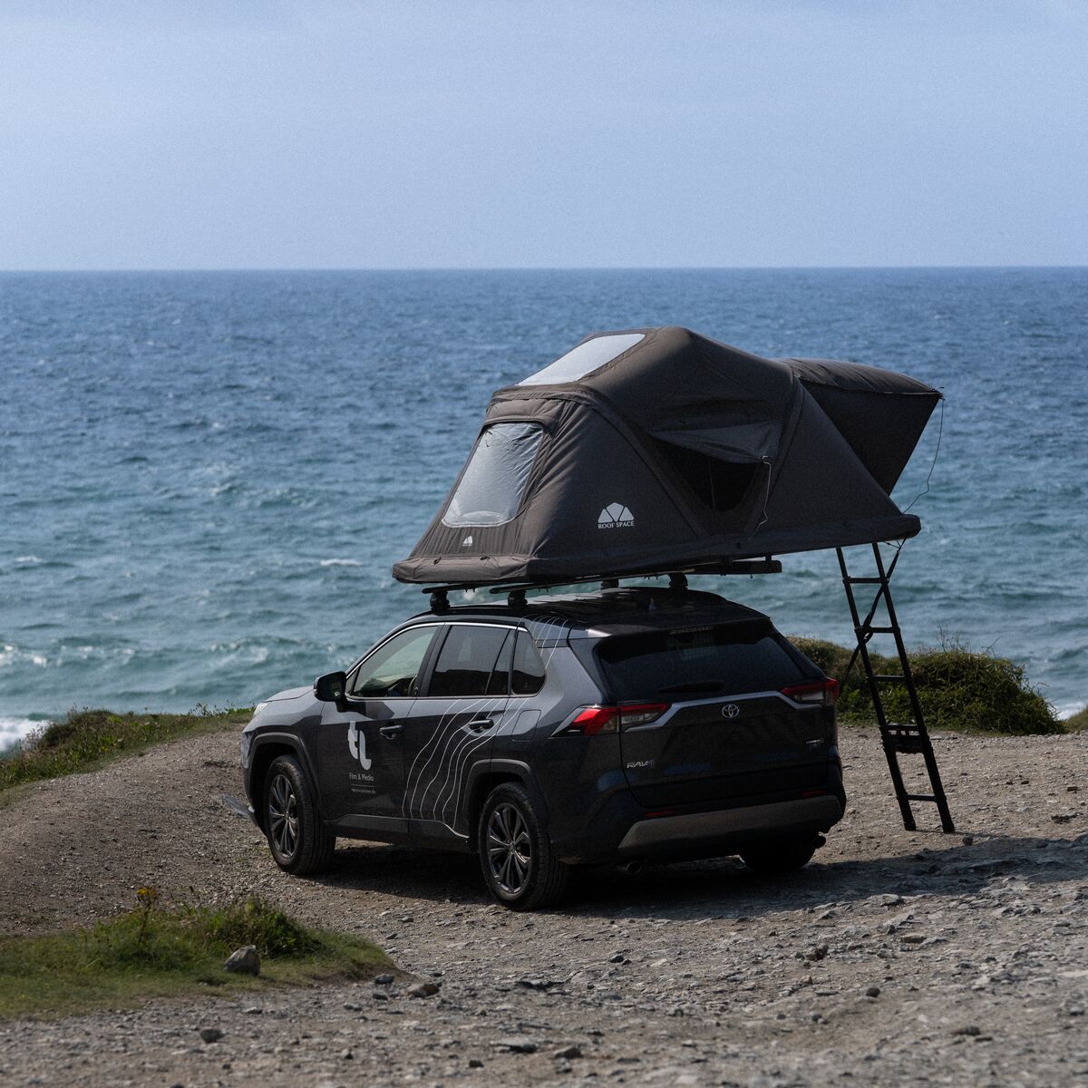 Roof Space 2 Dachzelt auf einem SUV mit Blick aufs Meer