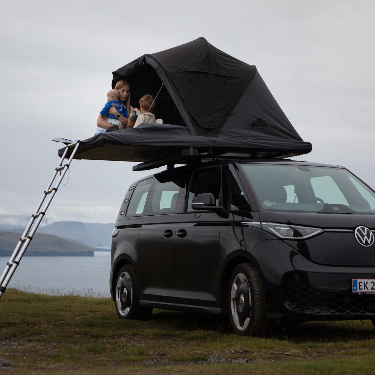 Roof Space 2 Dachzelt auf einem VW ID.Buzz an der Küste