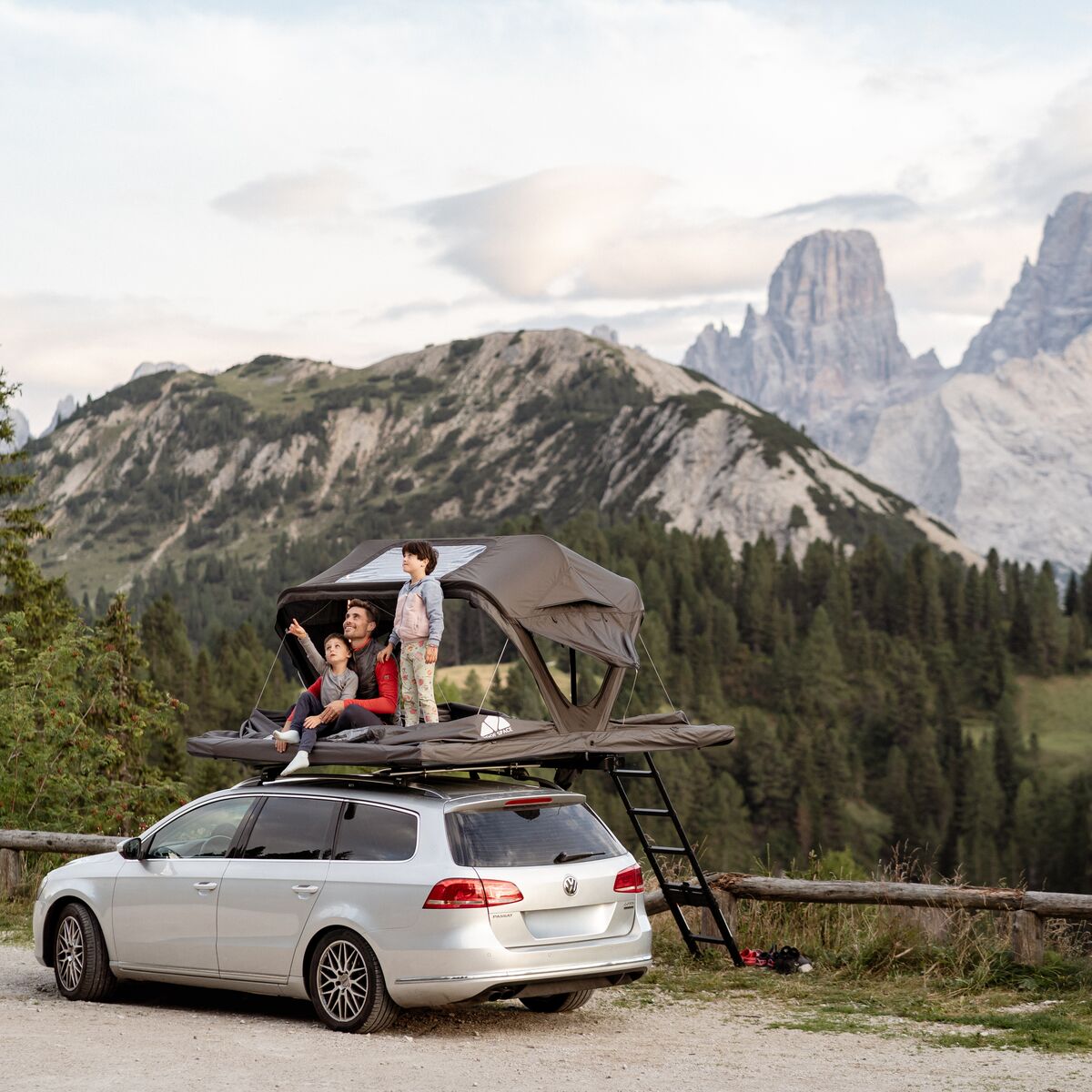 Familie im geöffneten Roof Space 4 Dachzelt vor den Dolomiten