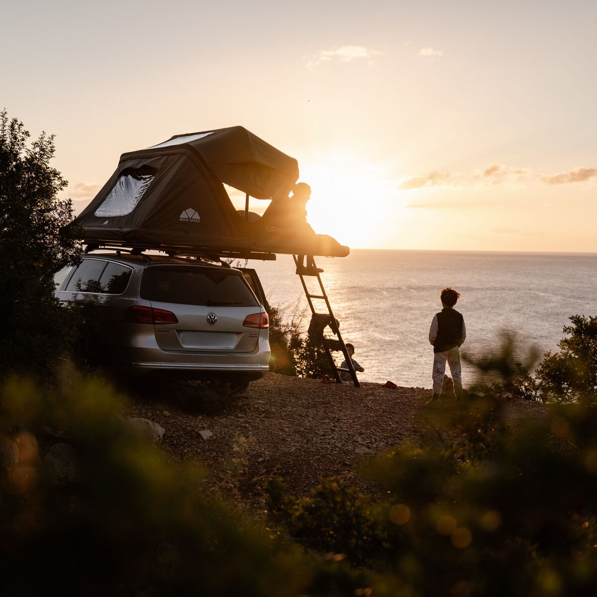Roof Space 4 Dachzelt auf einem Kombi im Sonnenuntergang am Meer