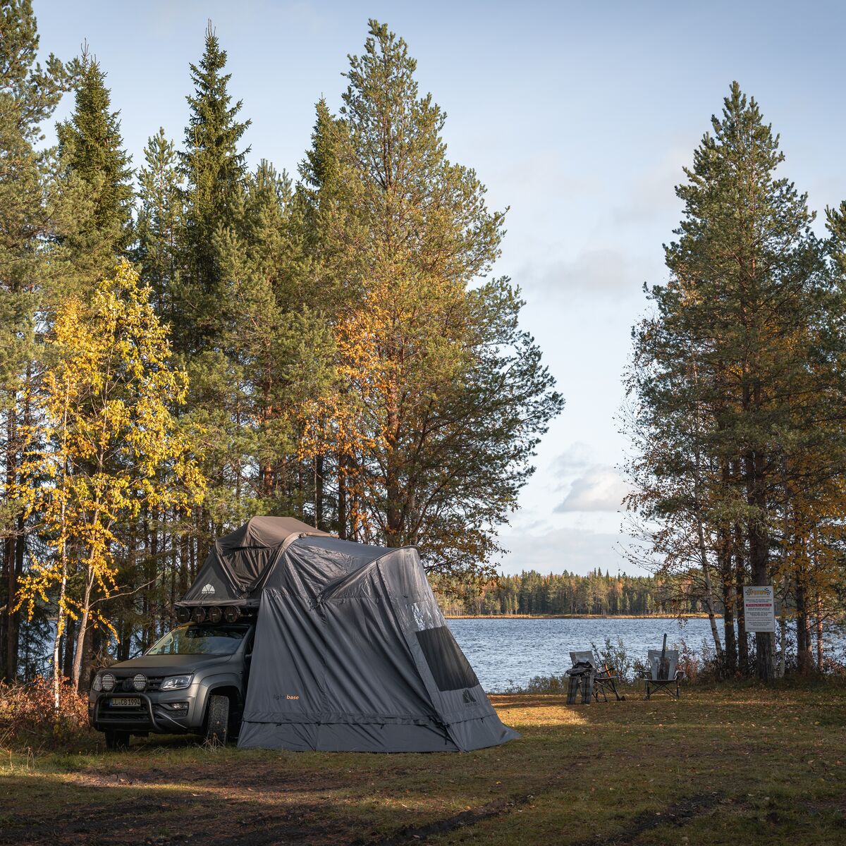 Auto mit Vorzelt Light Base am See im schwedischen Kiefernwald